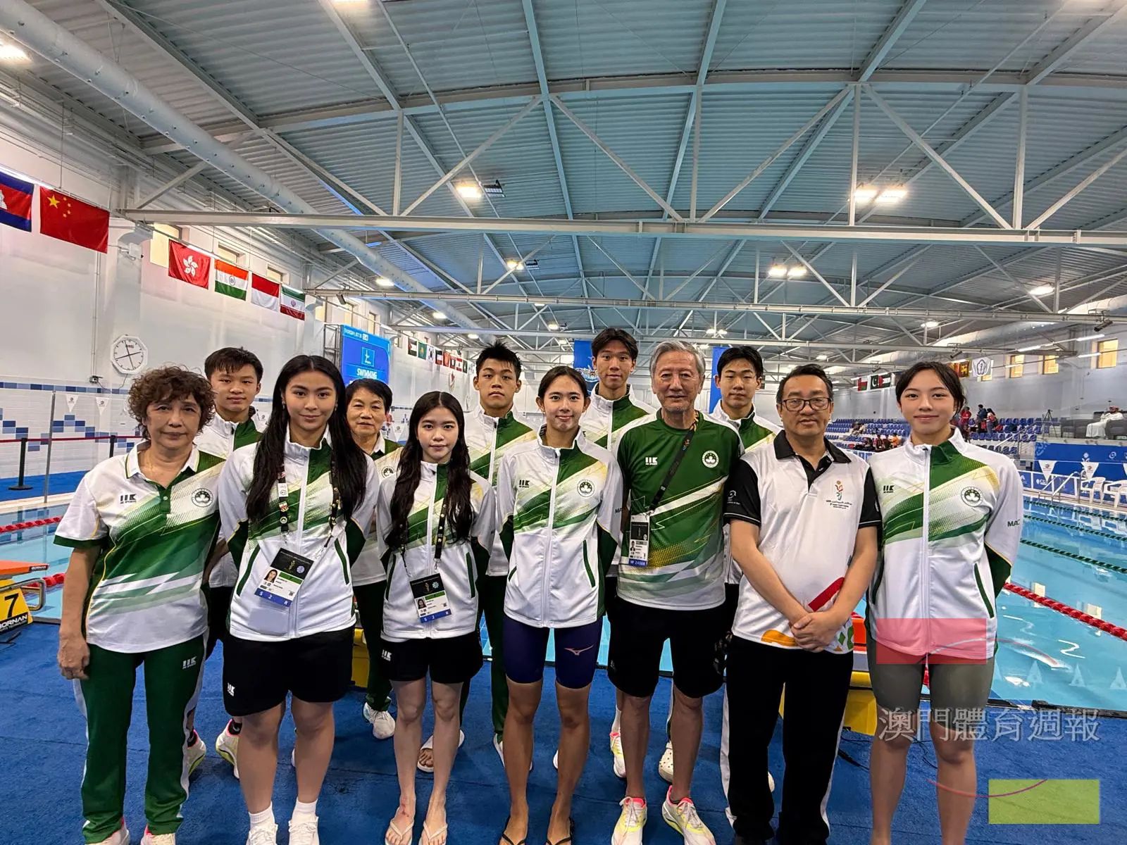 圖3 團長曾展南勉勵游泳隊.jpeg